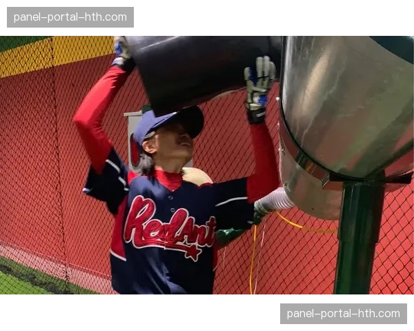 技术台视角:裁判通过回放中心确认是否防守干扰球