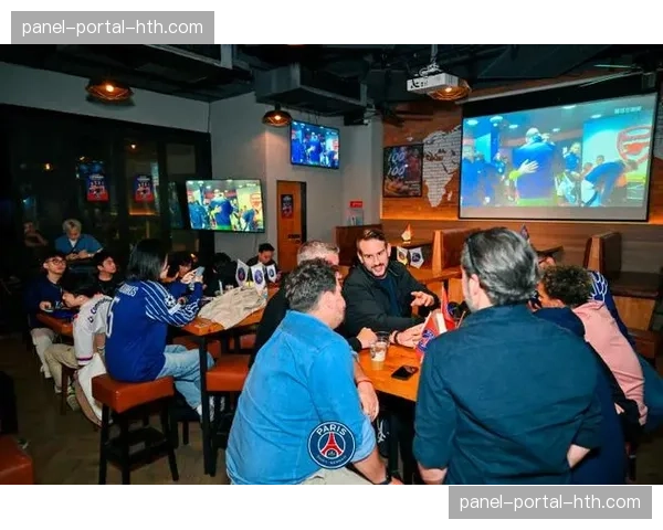 现场花絮:阿森纳球迷远征巴黎,赛前在王子公园球场外高歌。